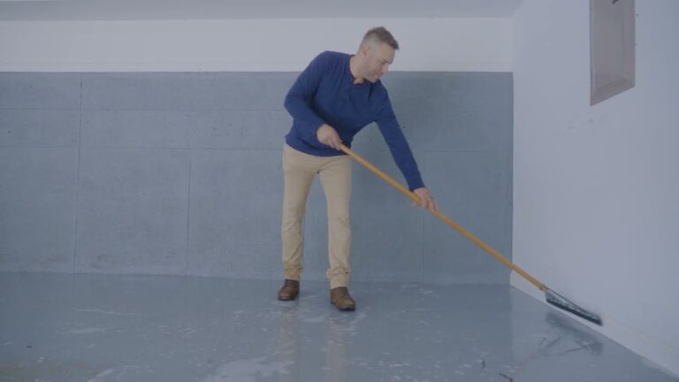 So tragen Sie die Garagenbodenbeschichtung Rust-Oleum Rocksolid auf