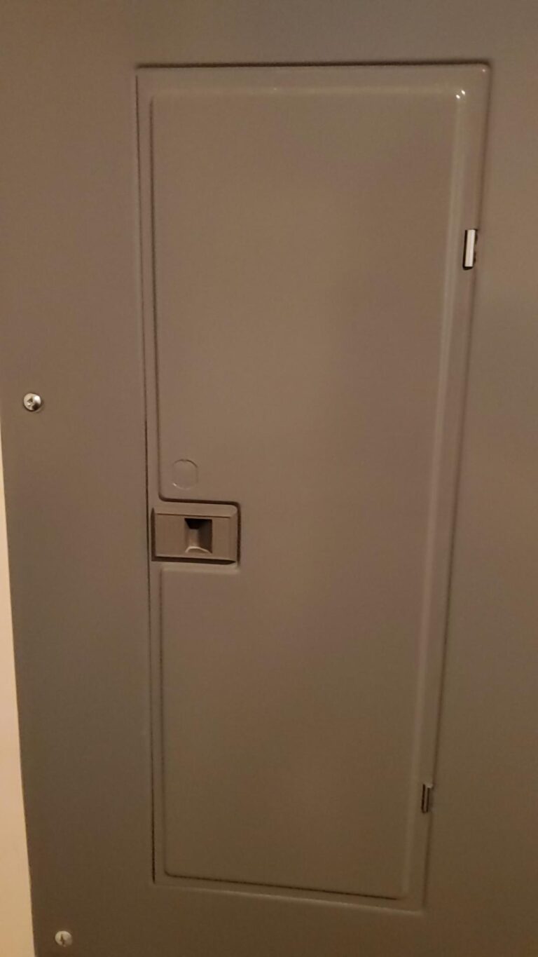 So öffnen Sie Bodensteckdosenabdeckungen