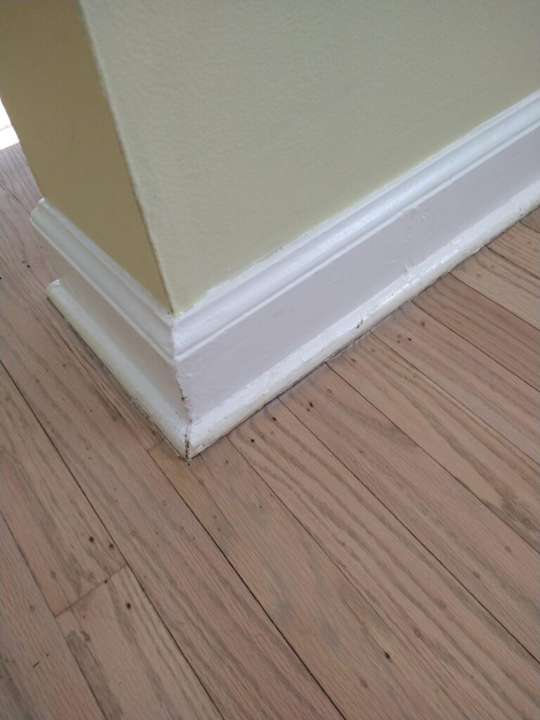 How to Clean Floor Molding