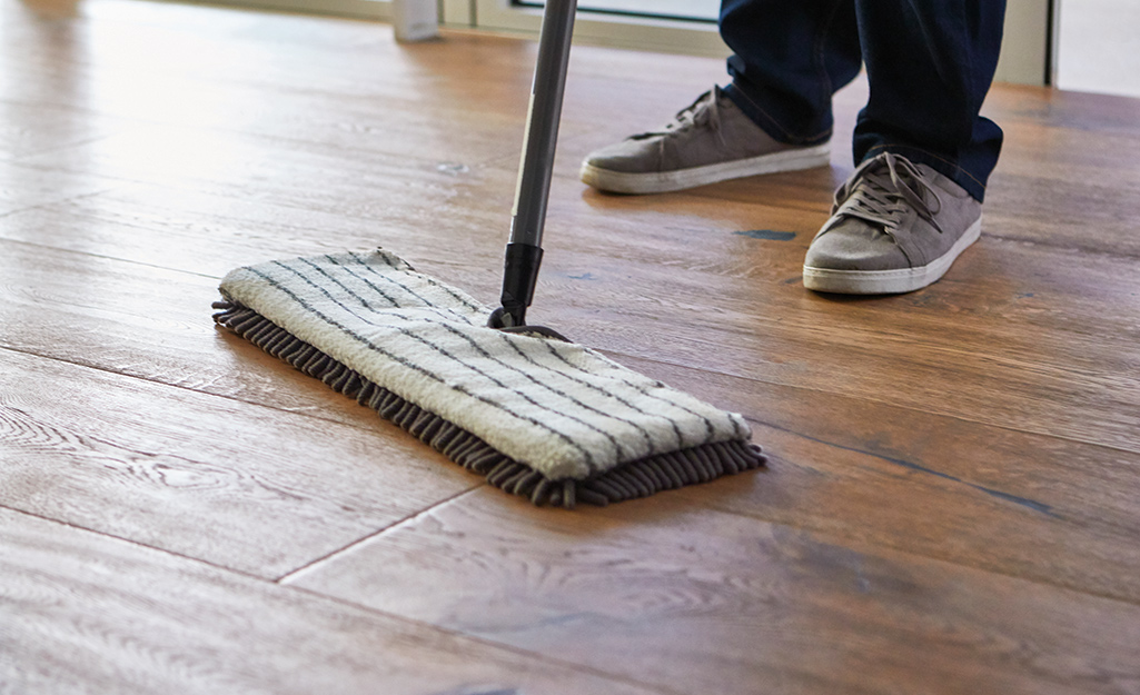 How to Mop Laminate Hardwood Floors
